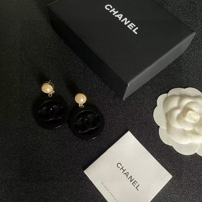 CC EARRINGS IN BLACK AND GOLD