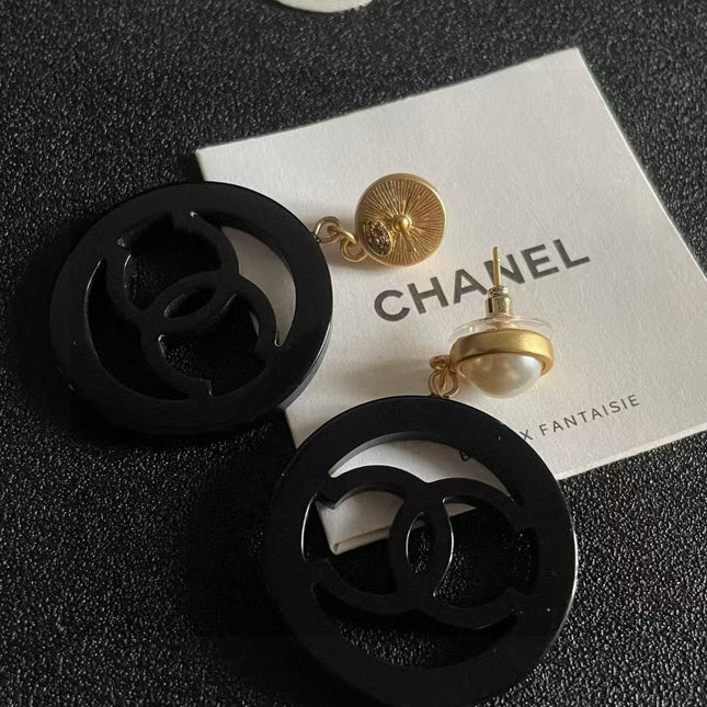 CC EARRINGS IN BLACK AND GOLD