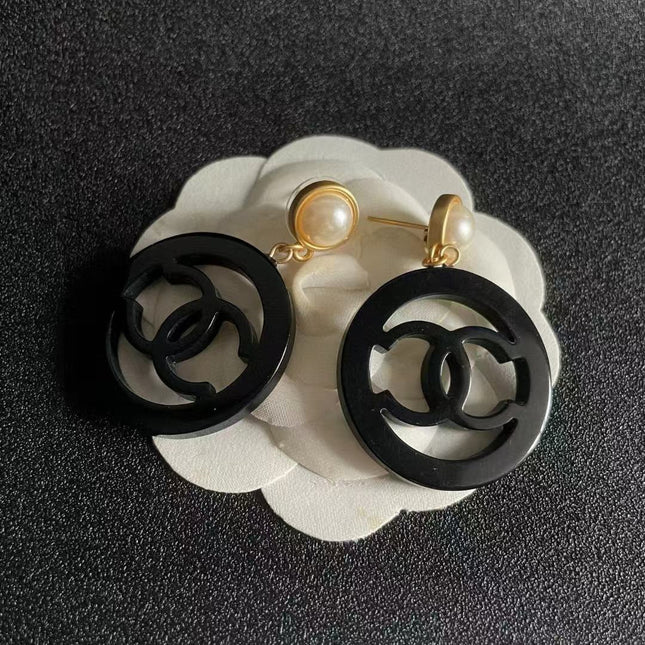 CC EARRINGS IN BLACK AND GOLD