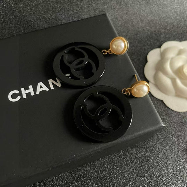 CC EARRINGS IN BLACK AND GOLD