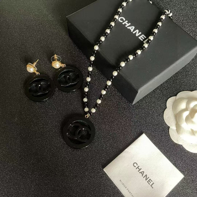 CC EARRINGS IN BLACK AND GOLD