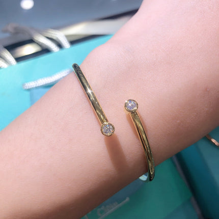 DIAMOND HOOP SINGLE-ROW BANGLE BRACELET