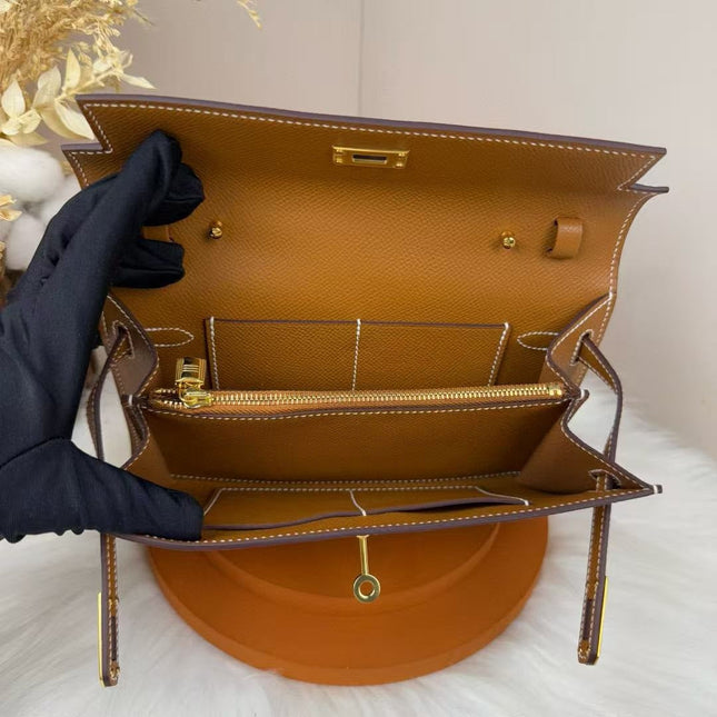 KELLY CLASSIQUE TO GO WALLET 20 IN BROWN CALFSKIN GOLD HARDWARE