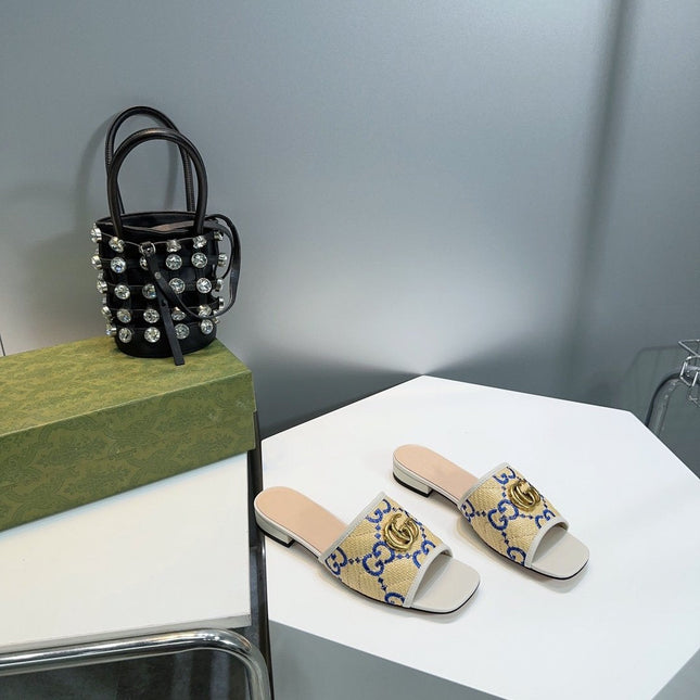 GG MATELASSÉ CANVAS SLIDES GREEN LOGO