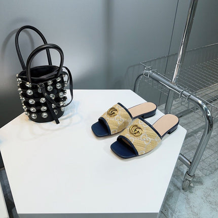 GG MATELASSÉ CANVAS SLIDES WHITE LOGO