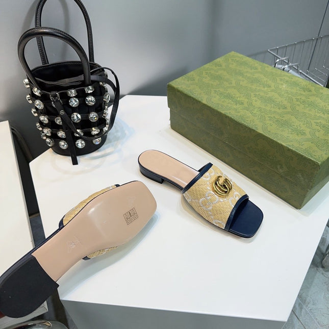 GG MATELASSÉ CANVAS SLIDES WHITE LOGO