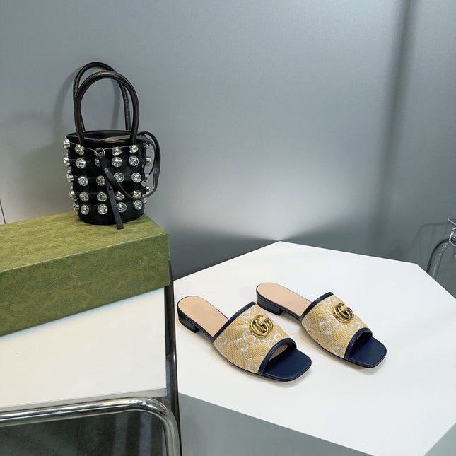 GG MATELASSÉ CANVAS SLIDES WHITE LOGO