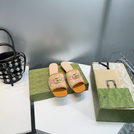 GG MATELASSÉ CANVAS SLIDES PINK LOGO