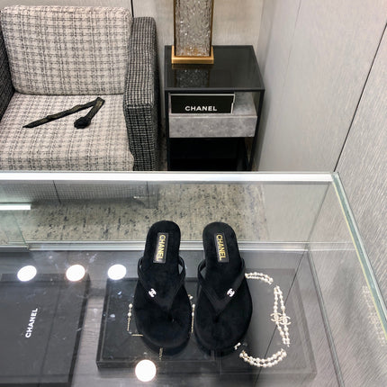 THONG SLIDE IN BLACK SUEDE