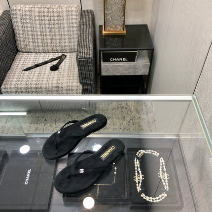 THONG SLIDE IN BLACK SUEDE