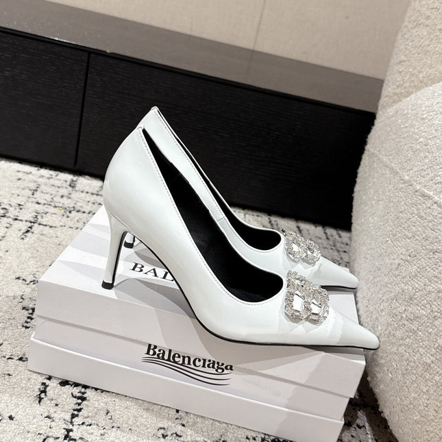 POINTED HIGH PUMPS IN WHITE PATENT CALFSKIN WITH CRYSTAL BUCKLE