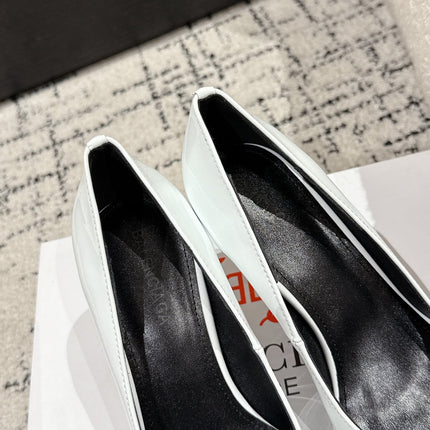 POINTED HIGH PUMPS IN WHITE PATENT CALFSKIN WITH CRYSTAL BUCKLE