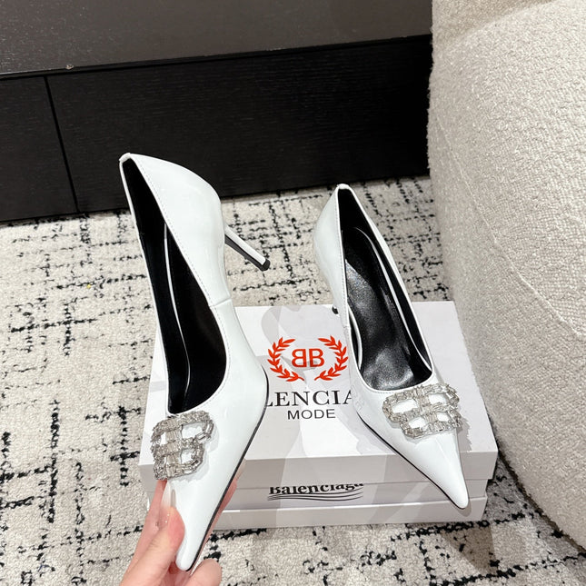 POINTED HIGH PUMPS IN WHITE PATENT CALFSKIN WITH CRYSTAL BUCKLE