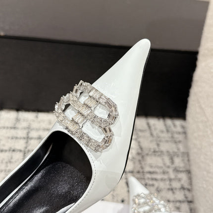 POINTED HIGH PUMPS IN WHITE PATENT CALFSKIN WITH CRYSTAL BUCKLE