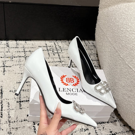 POINTED HIGH PUMPS IN WHITE PATENT CALFSKIN WITH CRYSTAL BUCKLE