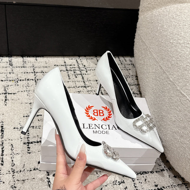 POINTED HIGH PUMPS IN WHITE PATENT CALFSKIN WITH CRYSTAL BUCKLE