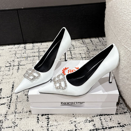 POINTED HIGH PUMPS IN WHITE PATENT CALFSKIN WITH CRYSTAL BUCKLE