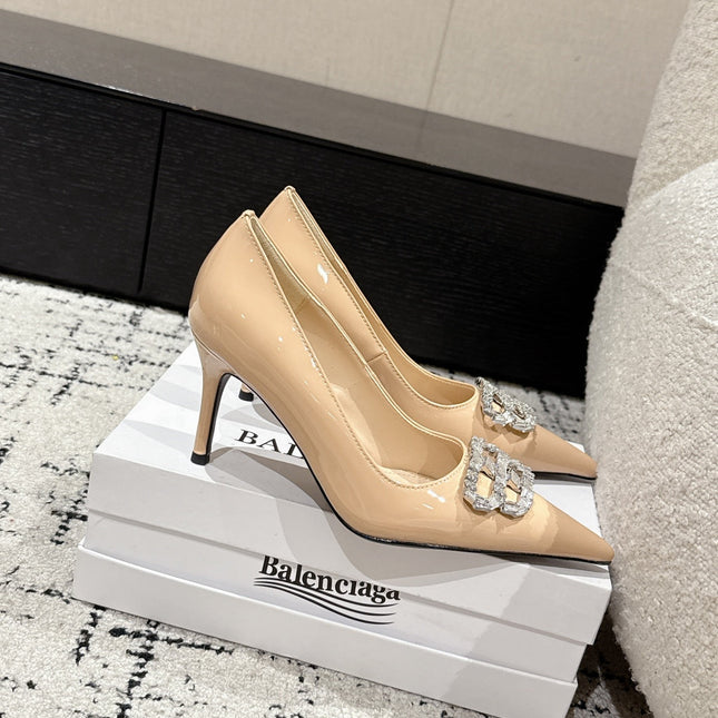 POINTED HIGH PUMPS IN LUXE BEIGE PATENT CALFSKIN WITH CRYSTAL BUCKLE