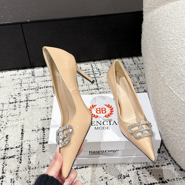POINTED HIGH PUMPS IN LUXE BEIGE PATENT CALFSKIN WITH CRYSTAL BUCKLE