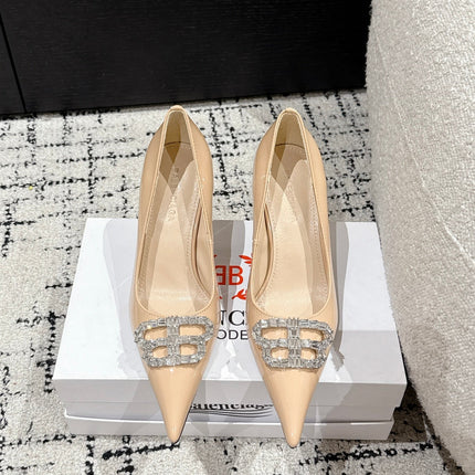 POINTED HIGH PUMPS IN LUXE BEIGE PATENT CALFSKIN WITH CRYSTAL BUCKLE