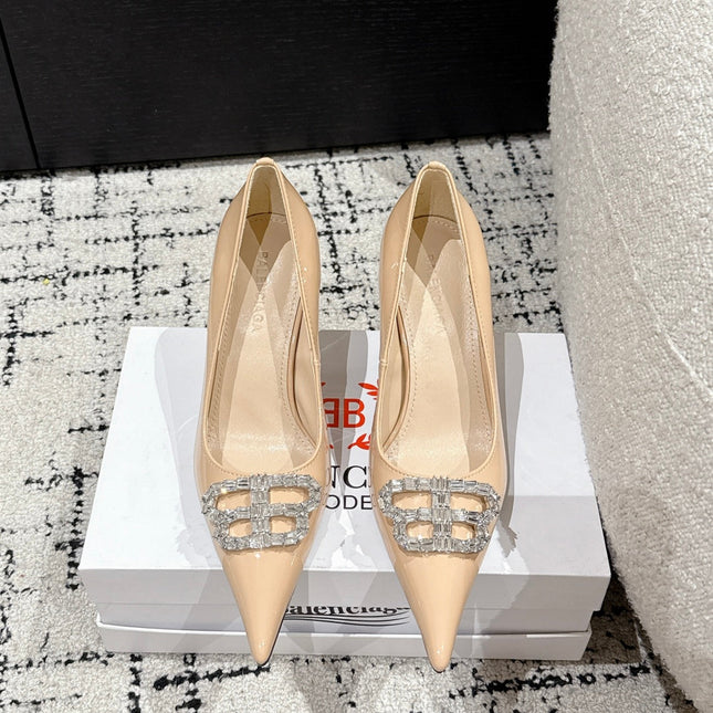 POINTED HIGH PUMPS IN LUXE BEIGE PATENT CALFSKIN WITH CRYSTAL BUCKLE