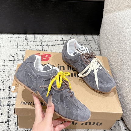 MM x NB SNEAKER IN GREY SUEDE