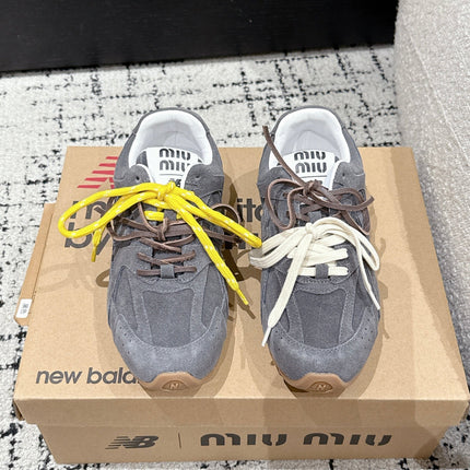 MM x NB SNEAKER IN GREY SUEDE
