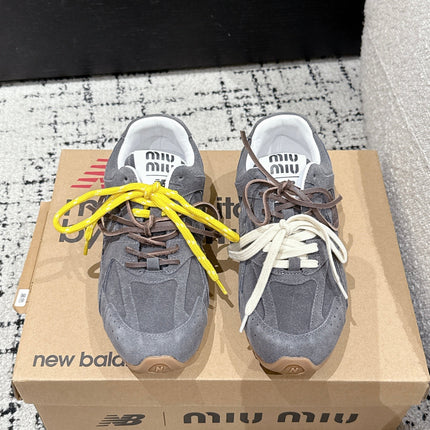 MM x NB SNEAKER IN GREY SUEDE