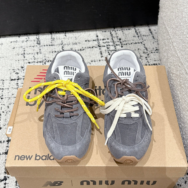 MM x NB SNEAKER IN GREY SUEDE