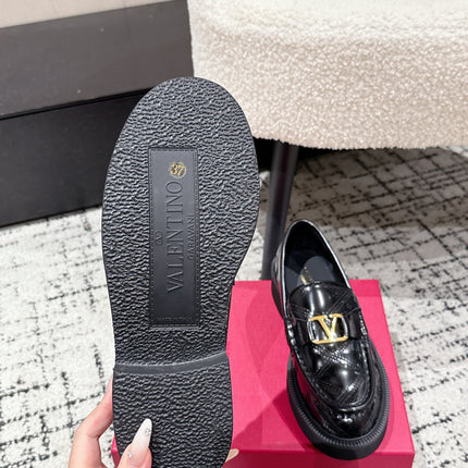 VLTN LOAFER 25S IN BLACK CALFSKIN WITH GOLD HARDWARE