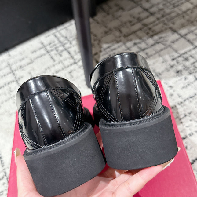 VLTN LOAFER 25S IN BLACK CALFSKIN WITH GOLD HARDWARE