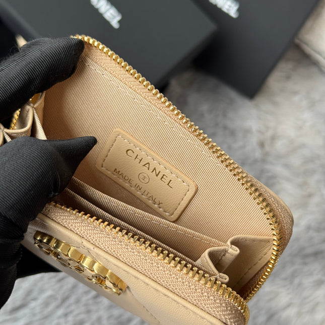 CC ZIPPED CARD HOLDER 11 IN BEIGE LAMBSKIN GOLD-TONE METALLIC