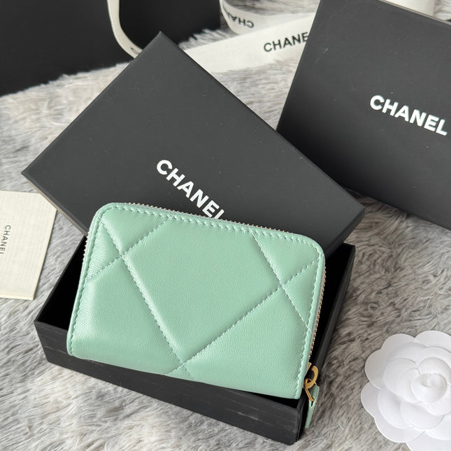 CC ZIPPED CARD HOLDER 11 IN BABY GREEN LAMBSKIN GOLD-TONE METALLIC