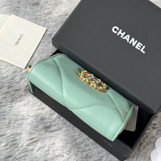 CC ZIPPED CARD HOLDER 11 IN BABY GREEN LAMBSKIN GOLD-TONE METALLIC