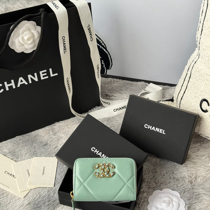 CC ZIPPED CARD HOLDER 11 IN BABY GREEN LAMBSKIN GOLD-TONE METALLIC