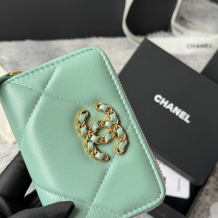 CC ZIPPED CARD HOLDER 11 IN BABY GREEN LAMBSKIN GOLD-TONE METALLIC