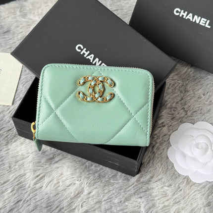 CC ZIPPED CARD HOLDER 11 IN BABY GREEN LAMBSKIN GOLD-TONE METALLIC