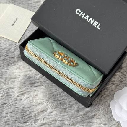 CC ZIPPED CARD HOLDER 11 IN BABY GREEN LAMBSKIN GOLD-TONE METALLIC