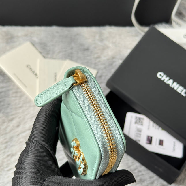 CC ZIPPED CARD HOLDER 11 IN BABY GREEN LAMBSKIN GOLD-TONE METALLIC