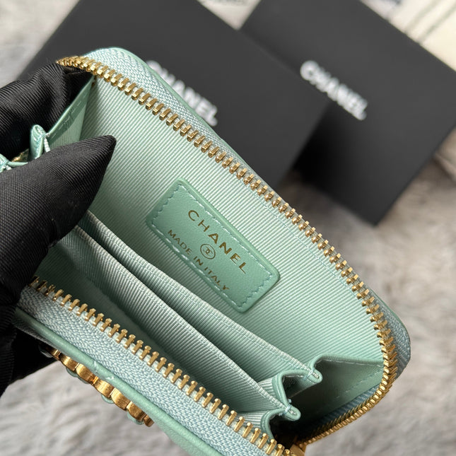 CC ZIPPED CARD HOLDER 11 IN BABY GREEN LAMBSKIN GOLD-TONE METALLIC