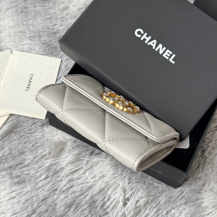 MINI FLAP CARD HOLDER 11 IN GREY LAMBSKIN GOLD-TONE METALLIC