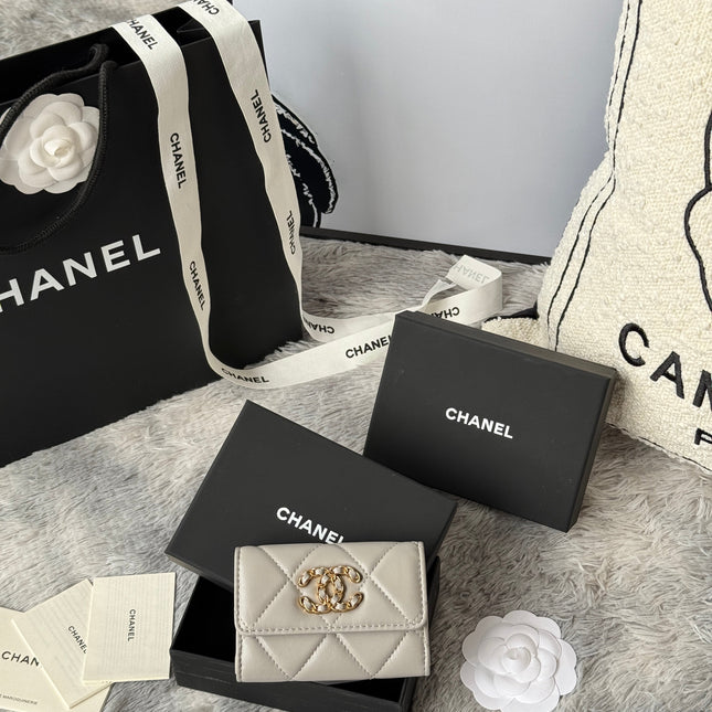 MINI FLAP CARD HOLDER 11 IN GREY LAMBSKIN GOLD-TONE METALLIC