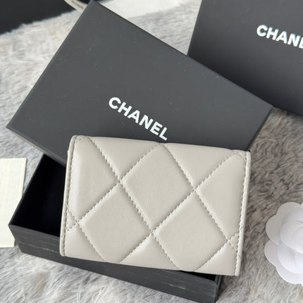 MINI FLAP CARD HOLDER 11 IN GREY LAMBSKIN GOLD-TONE METALLIC