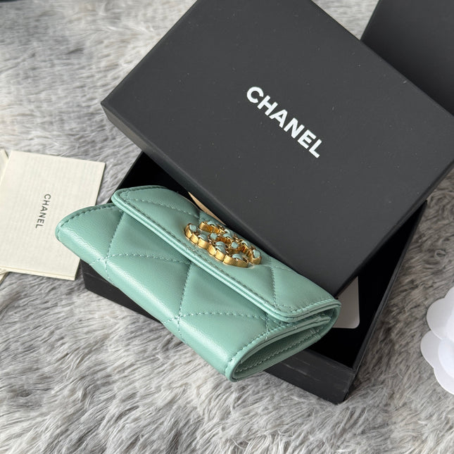 MINI FLAP CARD HOLDER 11 IN BABY GREEN LAMBSKIN GOLD-TONE METALLIC