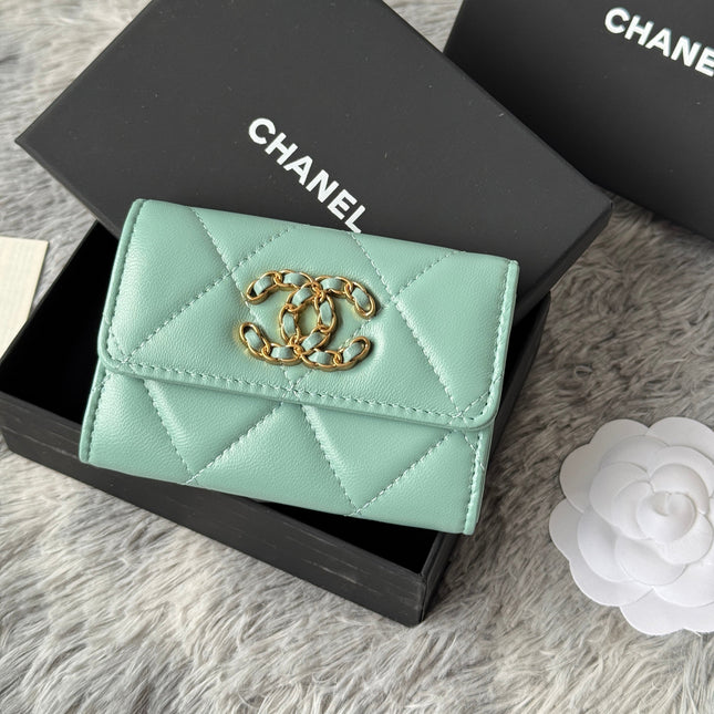 MINI FLAP CARD HOLDER 11 IN BABY GREEN LAMBSKIN GOLD-TONE METALLIC