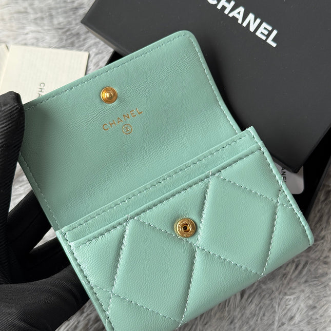 MINI FLAP CARD HOLDER 11 IN BABY GREEN LAMBSKIN GOLD-TONE METALLIC