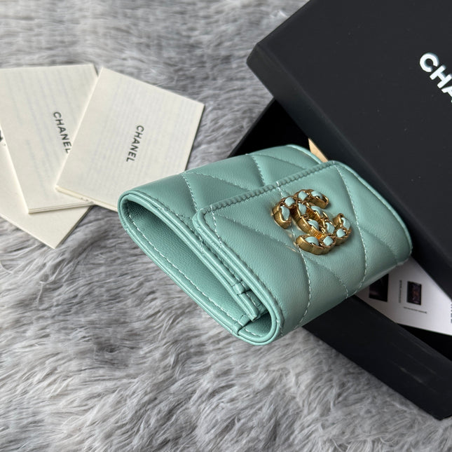 MINI FLAP CARD HOLDER 11 IN BABY GREEN LAMBSKIN GOLD-TONE METALLIC