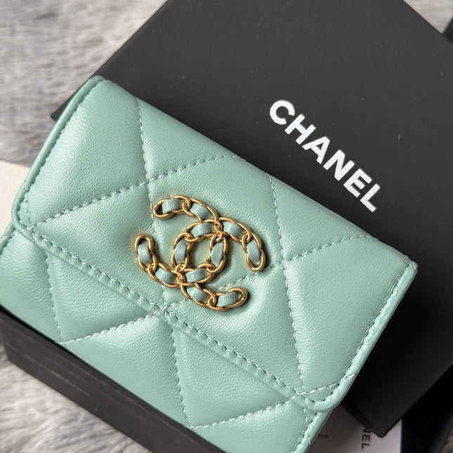 MINI FLAP CARD HOLDER 11 IN BABY GREEN LAMBSKIN GOLD-TONE METALLIC