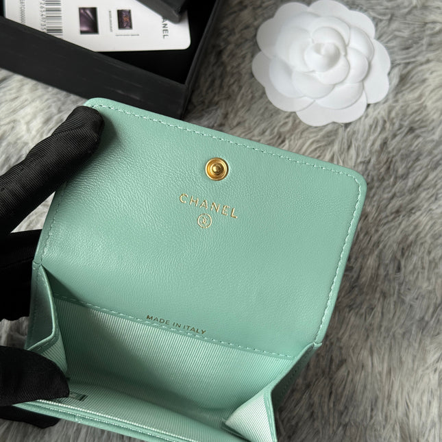 MINI FLAP CARD HOLDER 11 IN BABY GREEN LAMBSKIN GOLD-TONE METALLIC