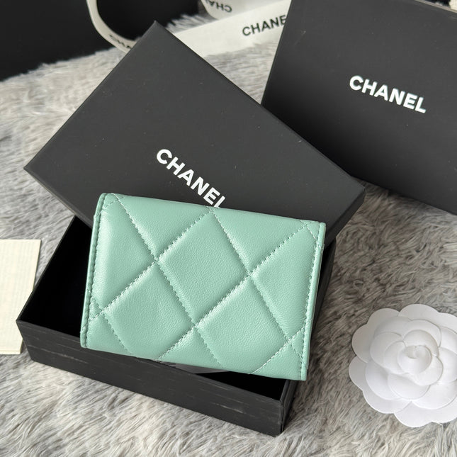 MINI FLAP CARD HOLDER 11 IN BABY GREEN LAMBSKIN GOLD-TONE METALLIC